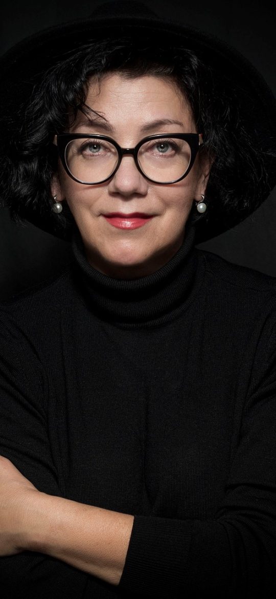 21世纪网 App 首屏界面截图，深色背景上纵向排列着财经要闻卡片，顶部有栏目切换标签与霓虹绿高亮的更新提示